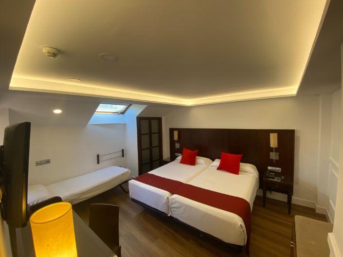 Habitación doble con cama extra Hotel Boutique Atrio Valladolid Habitación doble con cama extra Hotel Boutique Atrio Valladolid